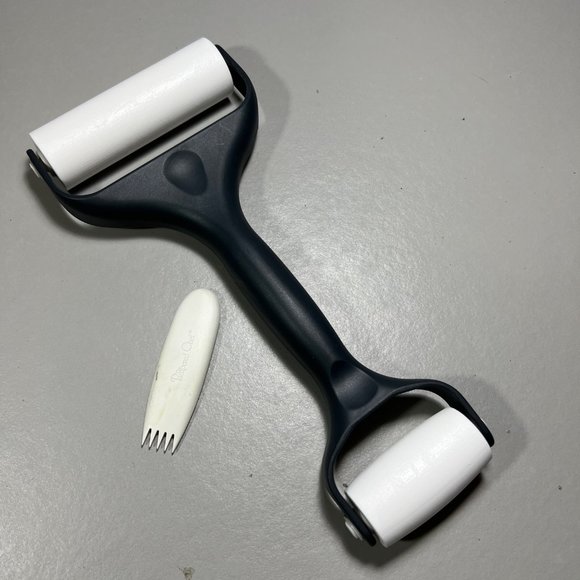 PAMPERED CHEF Baker's Roller w/ Pastry Tool - Picture 4 of 5